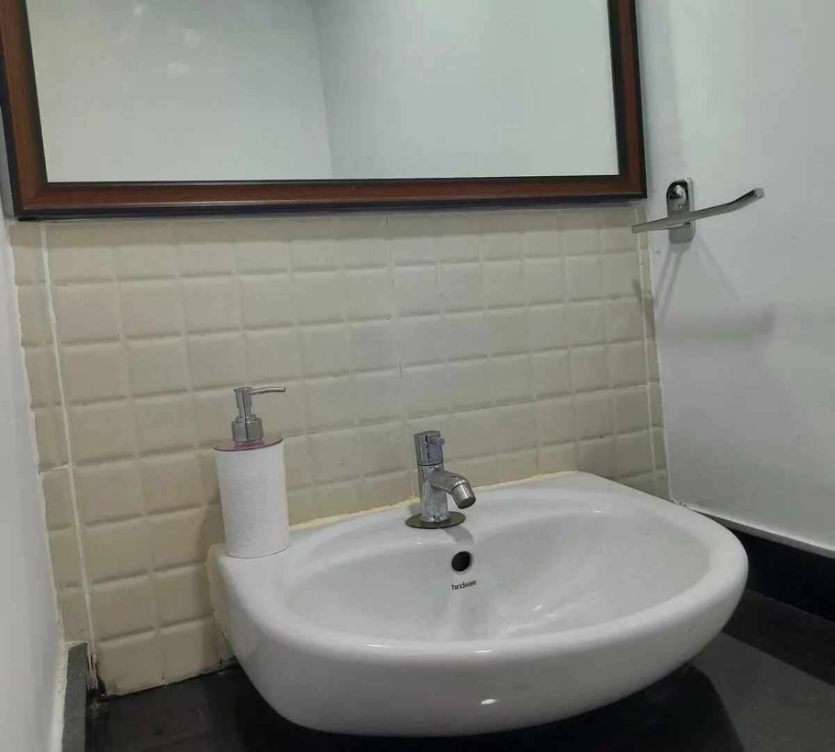 Posh 1 Bhk Apt With Temple View In Guruvayur B1001 India